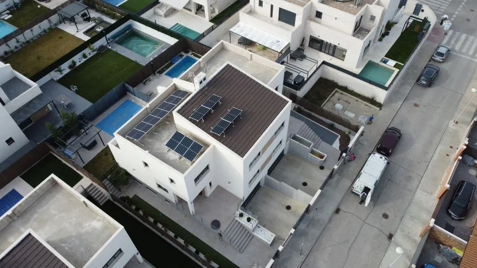 Instalación de placas solares llave en mano de Lumio