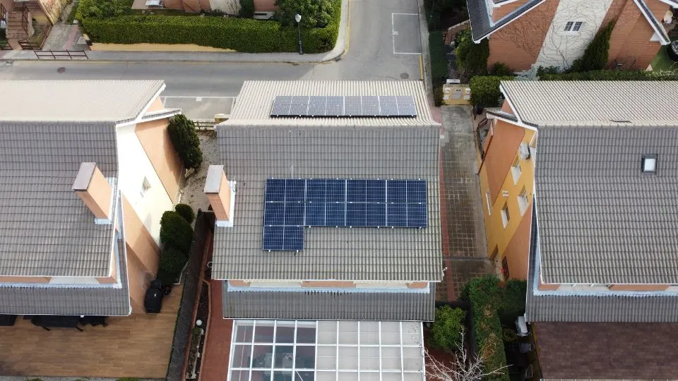 Instalación de placas solares llave en mano de Lumio