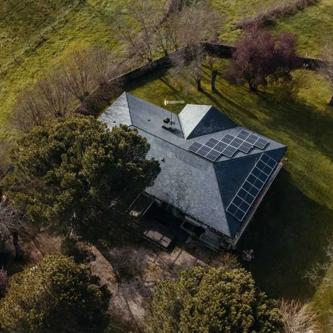 Placas solares instaladas por Lumio en el faldón de un chalet rodeado de jardín