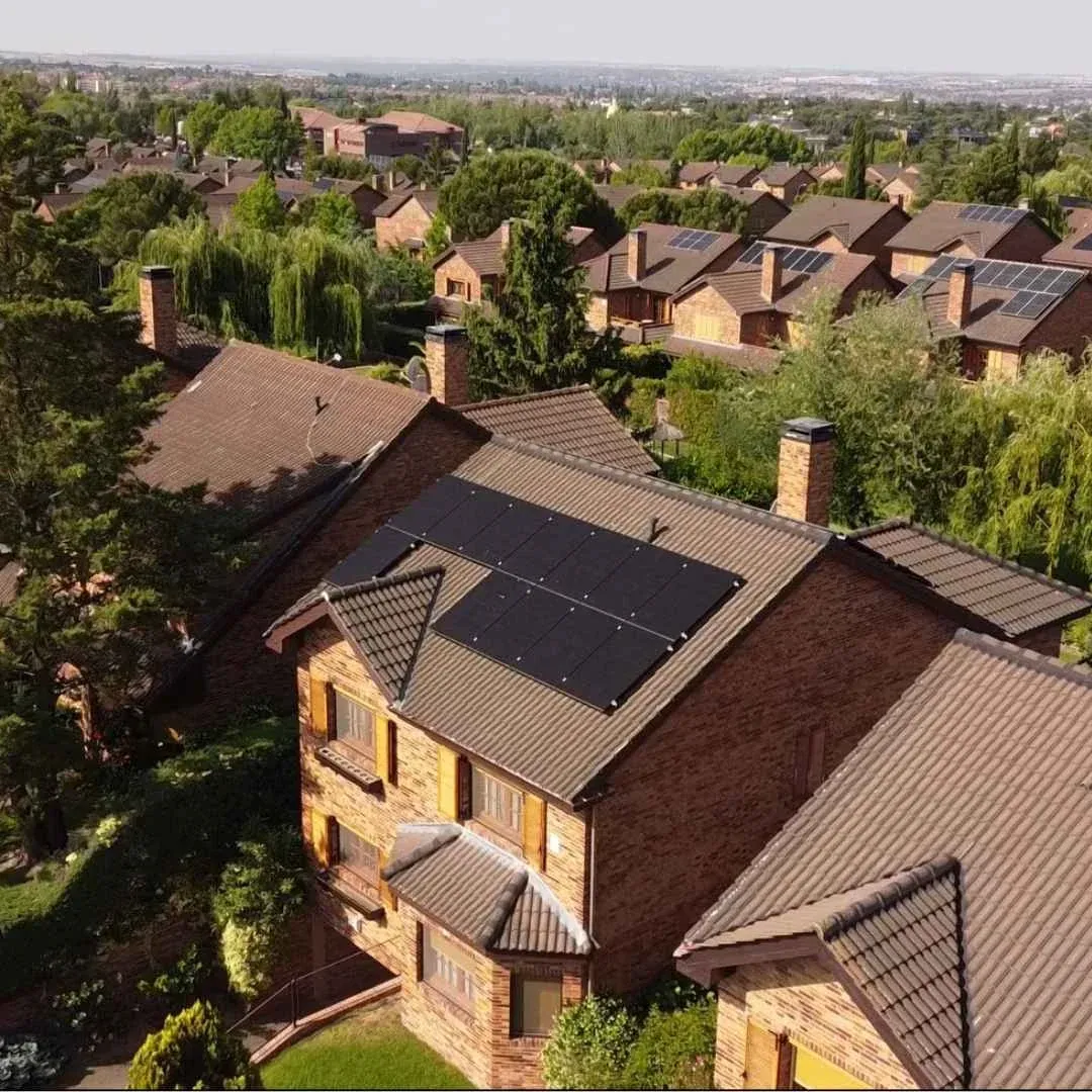 Instalación de placas solares de Lumio en un chalet de ladrillo dentro de una urbanización