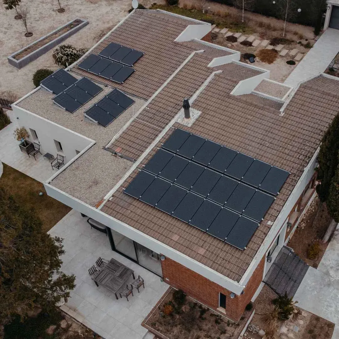 Instalación solar de Lumio sobre la cubierta plana de una vivienda con terraza