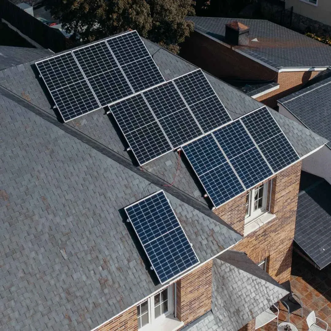 Detalle de una instalación de placas solares de Lumio sobre tejado de pizarra