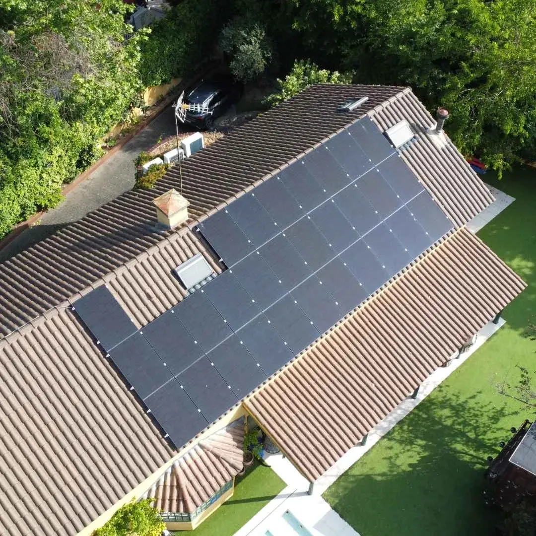 Tejado cubierto de placas solares en una instalación de gran tamaño realizada por Lumio