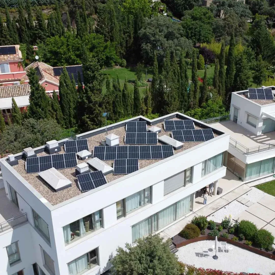 Placas solares de Lumio en la cubierta de una vivienda moderna de líneas rectas