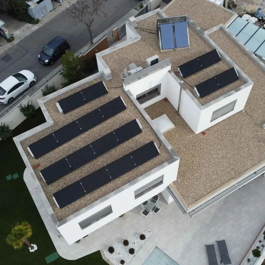 Instalación de Lumio que combina placas solares fotovoltaicas y captadores solares térmicos