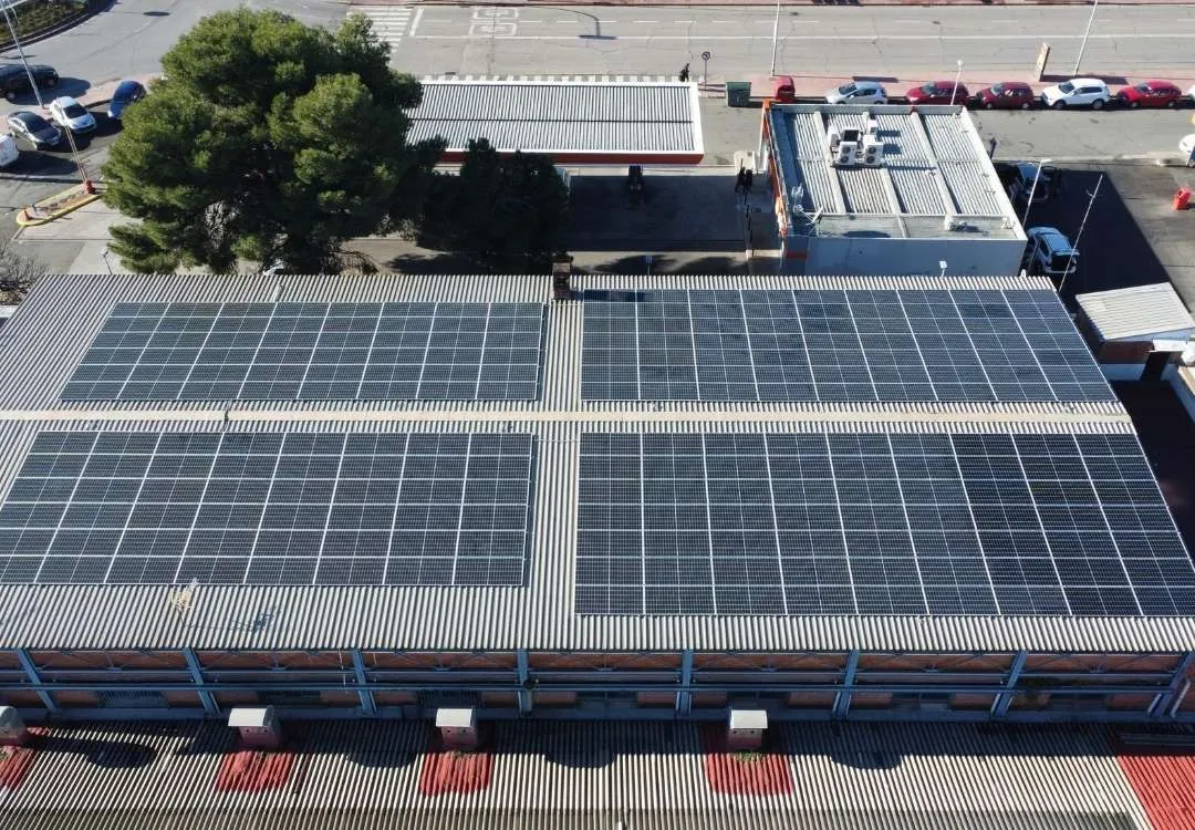 Instalación de placas solares en la cubierta de una empresa por Lumio, vista aérea