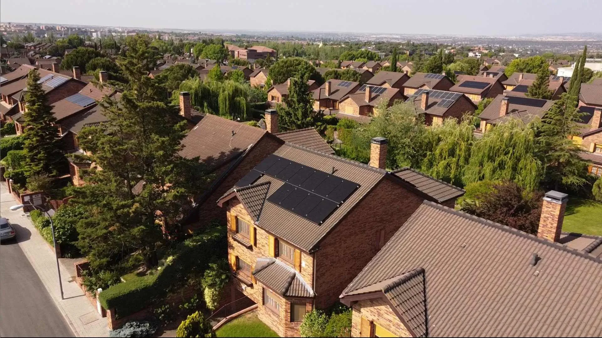 Vivienda con placas solares instaladas por Lumio, vista aérea